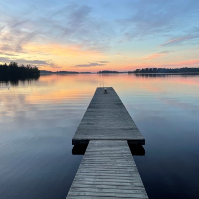 Laituri ja tyyni järvi.