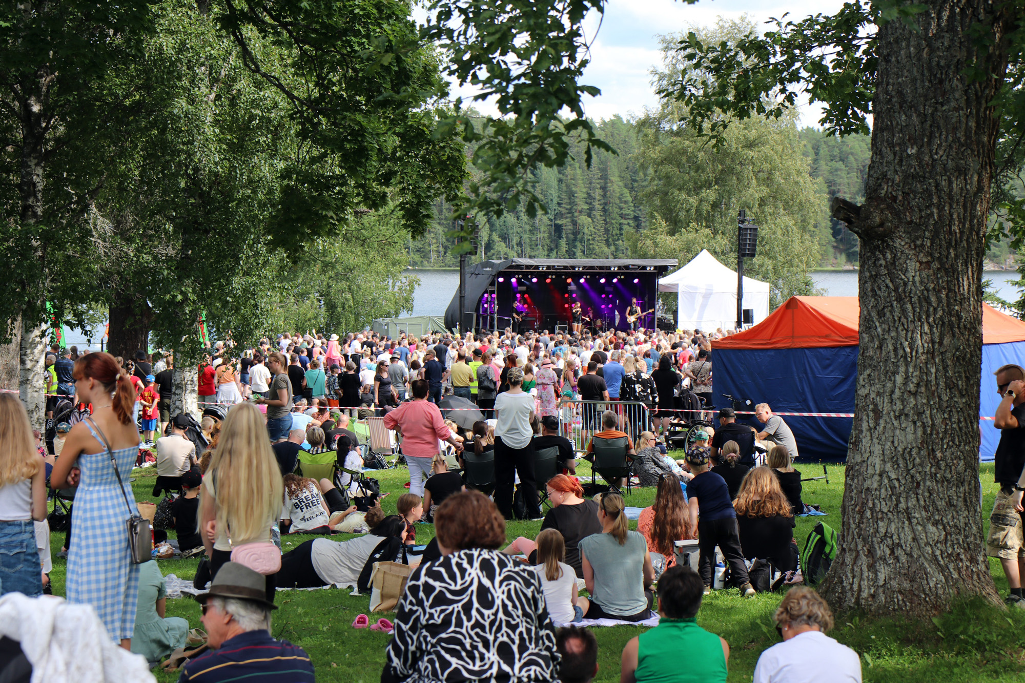 Väkijoukko puistokonsertissa.