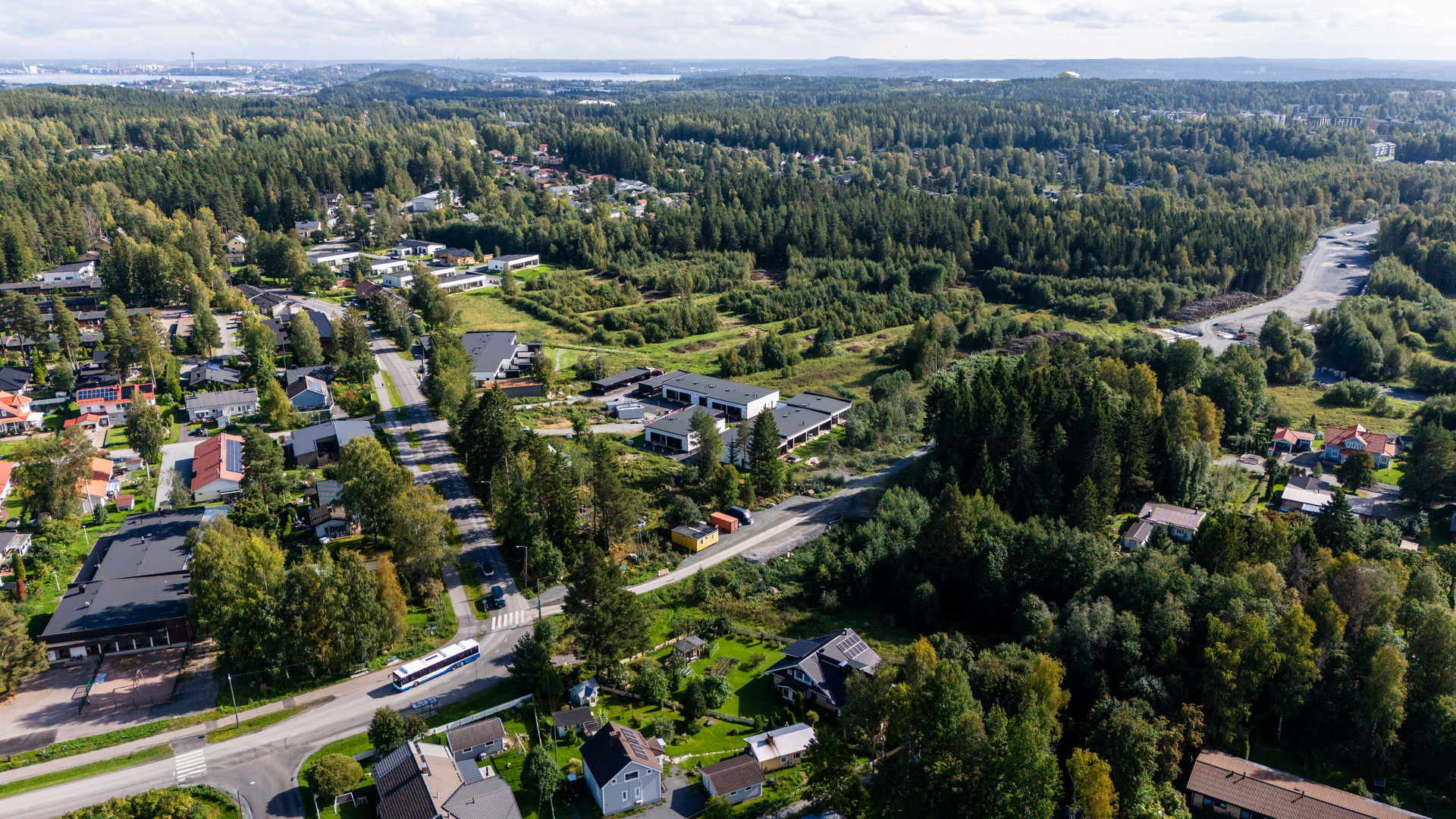 Ilmakuva, jossa vanhaa asuinaluetta ja metsää.
