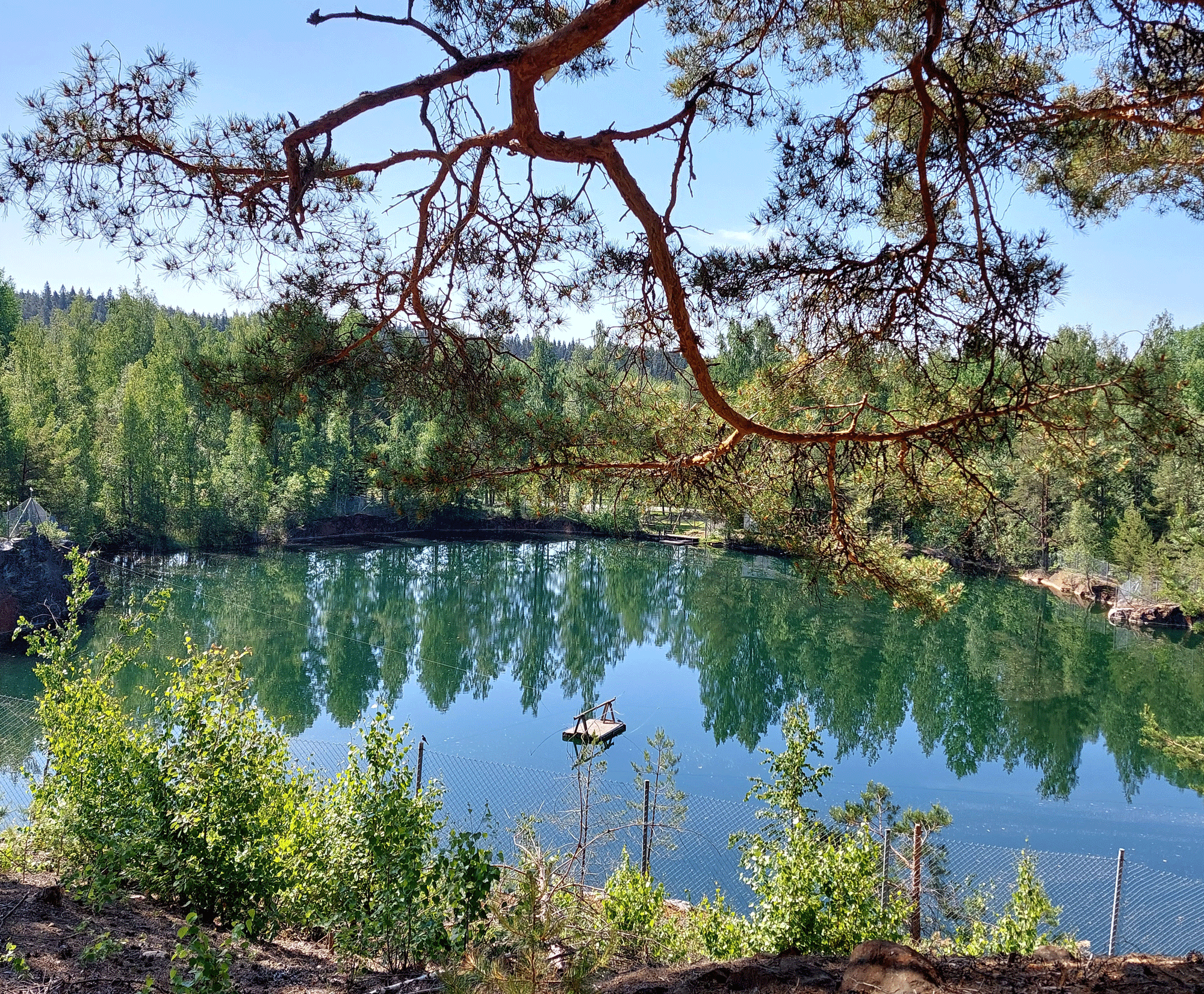 Kaivoksen vedellä täyttynyt avolouhos.