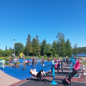Kuntoilijoita ulkokuntosalilla.